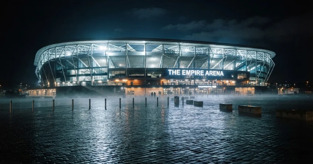 Ein großes Fußballstadion bei Flutlicht von außen, davor ein leerer Vorplatz mit nassem Pflaster und Dunst.